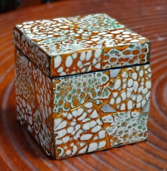 10センチ角ぐらいの小さな小箱。<br />旅の記念に購入。７＄