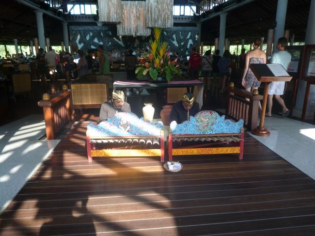 この日の朝食はメインレストランにしてみました。<br /><br />入口ではガムラン演奏をしており、心地よい音色を聞きながら朝食を頂けます。