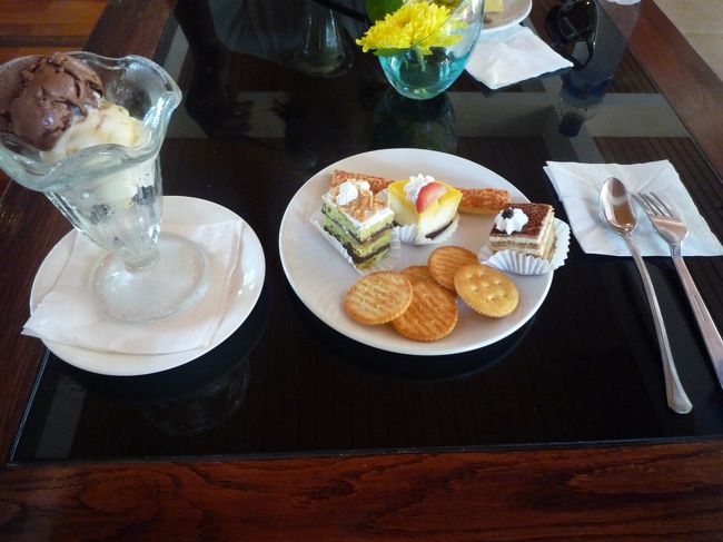 ホテルに戻り、クラブラウンジへ。<br /><br />14：30-16：30はアイスクリームやケーキ、飲み物などのサービスがあります。<br /><br />小腹が空いたおやつタイムにちょうど良かったです＾＾