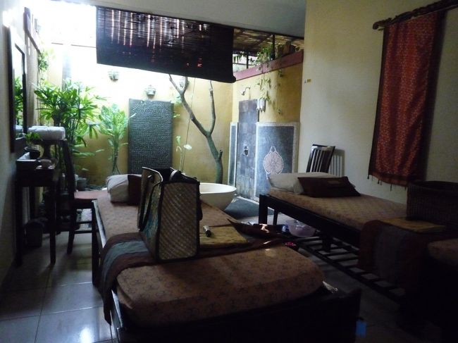 オープンエアのバリらしい個室です。<br /><br />ここでバリニーズマッサージを１時間半。<br />日本円で一人￥3.500位。<br /><br />旦那さんも私も終わった後は体が軽くなり、スッキリしました。