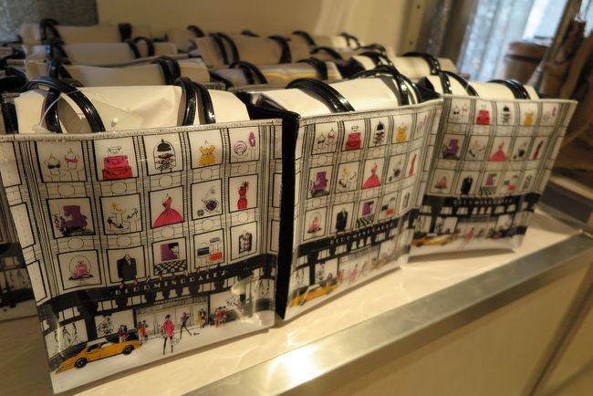 こんなかわいいこもいた！<br />２５ドル。<br /><br />ちなみにこちらもツーリストセンターで１０％オフチケットを発行してくれるので<br />購入前に行かれることをおすすめします。<br />ブラウンバッグトートと同じフロアにあります。<br /><br />他にケイトスペードにてピアスを買うもこちらも１０％オフ。