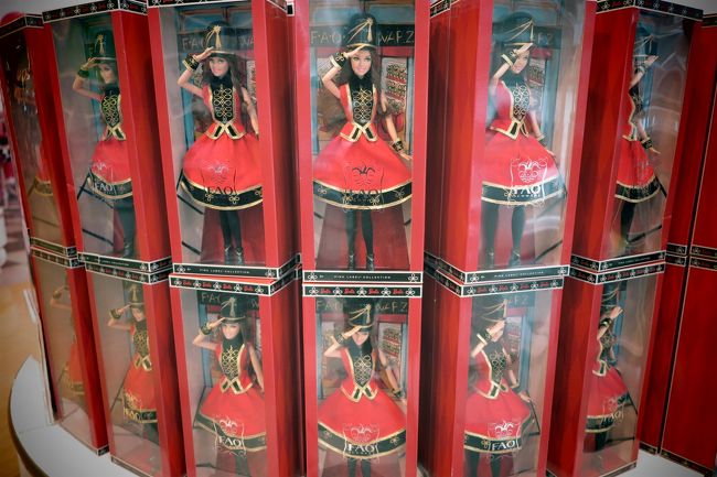 なんとはなしに入ったFAO SHWARZで運命の出会い！<br />１５０周年記念バービー。<br />お顔を選りすぐって東京へお持ち帰りです。