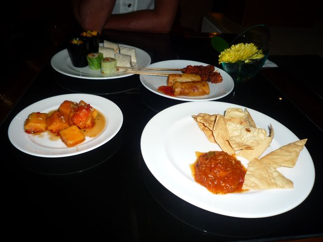 ホテルに戻り、またまたクラブラウンジへ。<br /><br />17:00 -19:00にはイブニングカクテル、ビール/ハウスワイン/スピリッツ/カクテルと軽食などが用意されています。<br /><br />もう、本当にクラブフロアの特典は至れり尽くせりで、ちょっと高かったけど大満足です！<br /><br />夕飯はワルンにでも行こうと思ったのですが、こちらの食事で満腹になってしまい、夕飯はこれだけにしました。