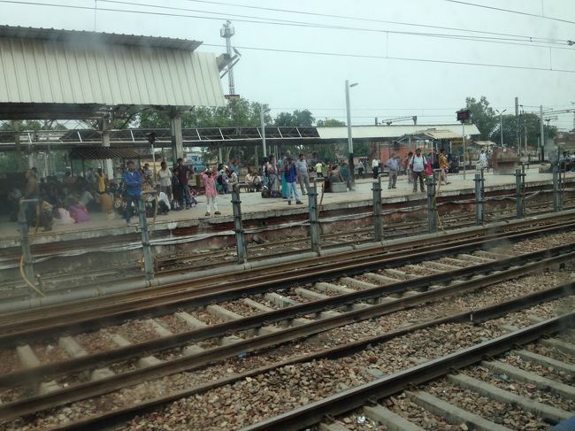 そろそろアグラ到着〜。<br /><br />駅前の客引きに圧倒されましたわ。<br /><br />ここでガイドの方（すこし日本語の話せるおばさま）と合流しました。