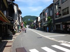 お宿案内処で地図や情報を教えて頂いて、駅通りをまっすぐ歩いて行きましょう～。
その前に駅広場の「飲泉場」で源泉をしっかり飲んでから行きましょう！（塩化物・高温泉）。

＊プチ情報　受付で城崎温泉外湯巡り券「ゆめば」￥１２００を購入すれば、一日７湯がフリーパスに成ってお得です。