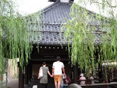 駅前通りを戻って駅横の「ふれあいの湯　さとの湯」でフィニッシュにします。

外湯の中で一番大きくて新しい施設なのでゆっくり入浴できます。帰りの列車までの１時間湯を楽しみます～、湯上りに体重を量ってみたら…２Ｋｇ減量でした？…。

＊プチ情報　直ぐ前にここも無料の足湯あります。