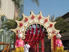 サイアム・パラゴン前にあった春節のお飾り。
卯年だからウサギちゃんかぁ〜中国文化の影響も受けているのね。