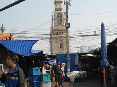 友人の知り合いで、バンコク在住の日本人男性と待ち合わせ。
彼はガイド見習いで、今日一日バンコク市内を案内して貰えることに！

三人でタクシーに乗り、ウィークエンド・マーケットへ。