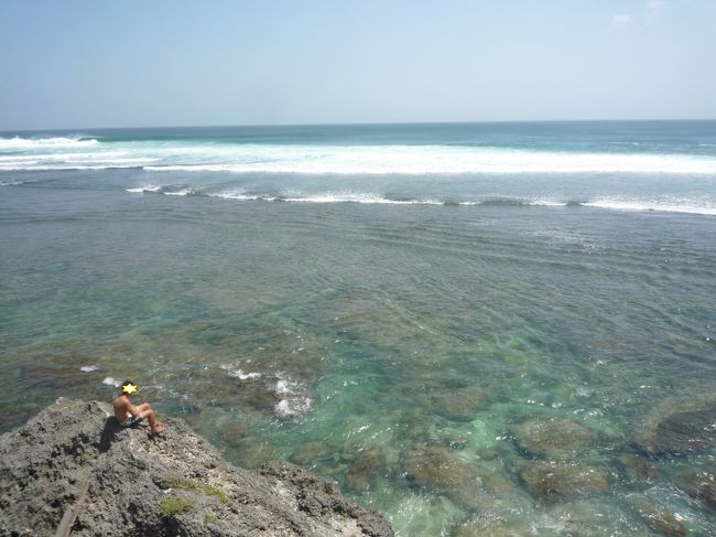 サーフィンしてる方が何人かいました。<br />波が崩れている所まで結構な距離でしたが、海に入っていくサーファーさん達は岩の上を歩いたりパドリングしたりしながらスイスイ進んで行ってました。<br /><br />旦那さんもウルワツに入りたそうでした。<br />でも、オフショアが強すぎて今回持ってきたサーフボードだとこの海は難しいそうです。<br />色々あるんですね。。