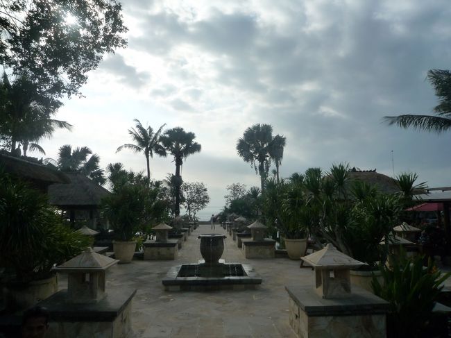 サンセットを見に、アヤナリゾートのロックバーに行ってみました。<br /><br />さすが、バリで人気No.1のホテルだけあって雰囲気抜群でした！<br /><br />しかし今日は雲が厚いな…