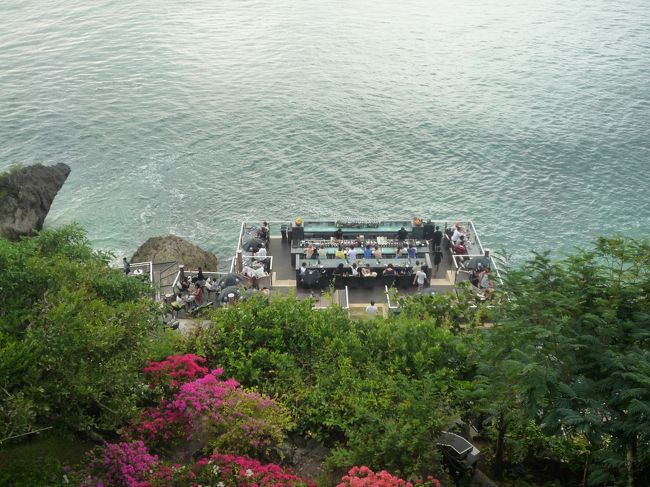 ☆ROCK BAR☆<br /><br />素晴らしいロケーション！<br />日本では見ない感じですね。<br />