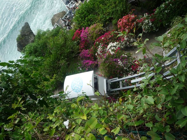 このケーブルカーに乗ってBARまで行きます。<br /><br />行く前は混んでて時間かかるかな…と思ったのですが、17時前の早い時間から行ったのでスムーズに入れました！