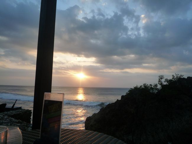 雲が厚くてサンセットは残念ながらイマイチでしたが、雰囲気だけでも味わえたので来て良かったです。<br /><br />でも、個人的にはウルワツのワルンからの眺めの方が好きかも…<br /><br />