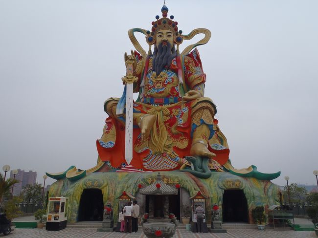 弟が台湾へ行くとゆうので着いて行くことに。<br /><br />父親が関空までの送迎をするとゆうので<br />関空までの交通費が浮く((笑<br />これはワタシもゆかねば！<br /><br />急きょ、ピーチで航空券ゲット♡<br />LCCありがたや…<br /><br />でもって弟とは空港解散、空港集合<br /><br />一人でのんびり台湾半周です。<br />