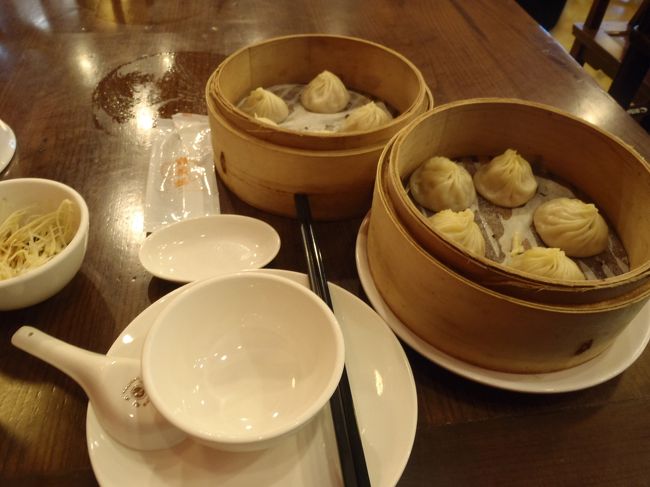 やっぱし台北のショウロンポーやね。<br /><br />三軒をはしごして<br /><br />気付いたら26個も食べておりました。<br /><br />あーー美味しい♡<br />満足満足♪