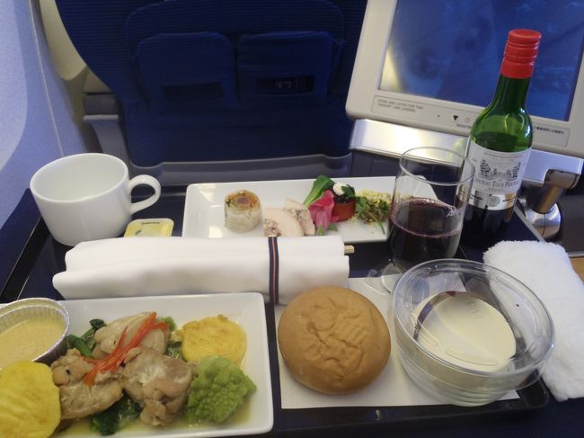 行きはビジネスクラスです。<br />やっぱし違うなぁ。快適ー！