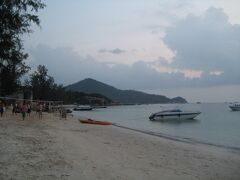 お昼寝＆シャワー（水シャワー）を浴びて、元気になった後は
友人と歩いてサイ・リー・ビーチへ。