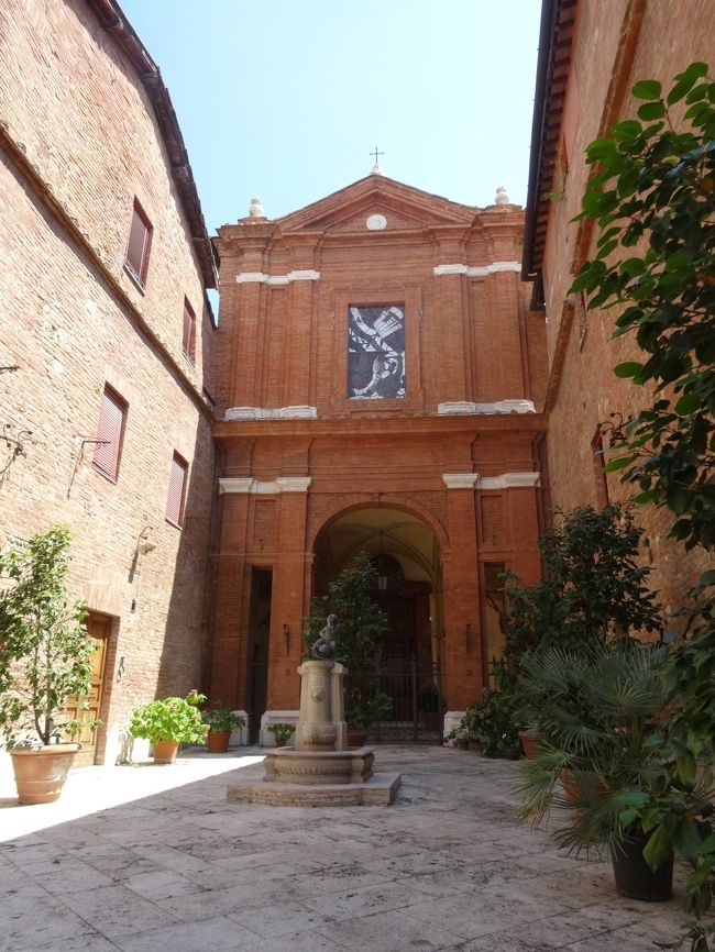 途中、大邸宅、きっと名のある建物に違いない。パチリ。