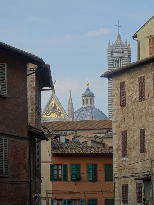 ドォウーモ(シエナ大聖堂)が見えてきた。<br /><br />えっ！　金ピカじゃん、フィレンツェの花の大聖堂みたい。まったく予備知識なかったので、驚きました。<br /><br /><br />地図も観光書も持たずに街歩き、ちょっとル〜ズです。