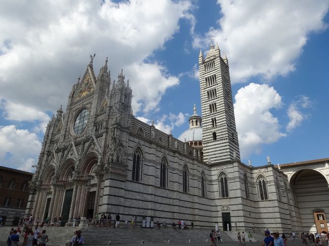 じゃ〜ん………<br /><br />えっ、こんな立派なのシエナ大聖堂(ドォウーモ)<br />大理石が、本当に白くて奇麗だし、黒の縞模様とのコントラストは素敵。<br />