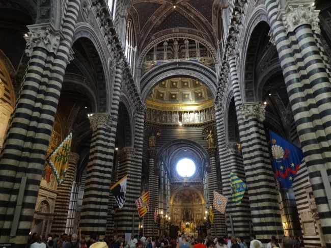 もう一度見上げると、パリオ(シエナの各町の旗)が。