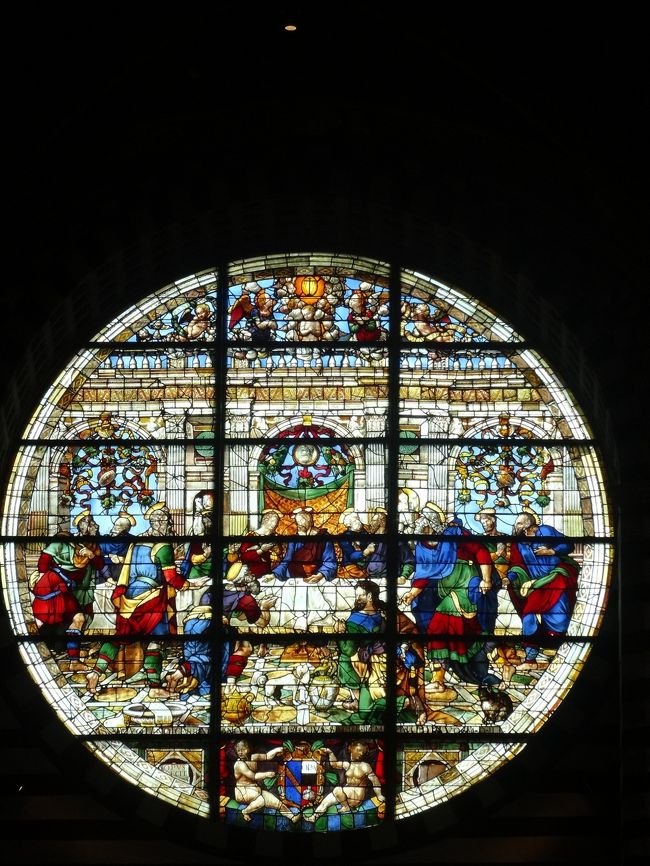後陣のステンドグラスは最後の晩餐。