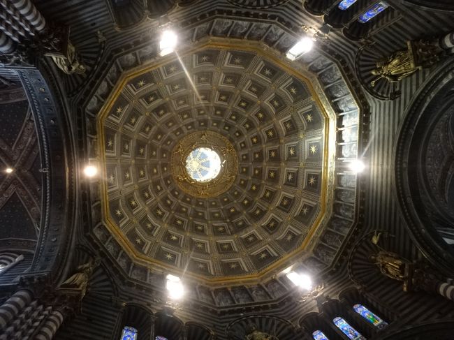 天井のクーポラもすごい。