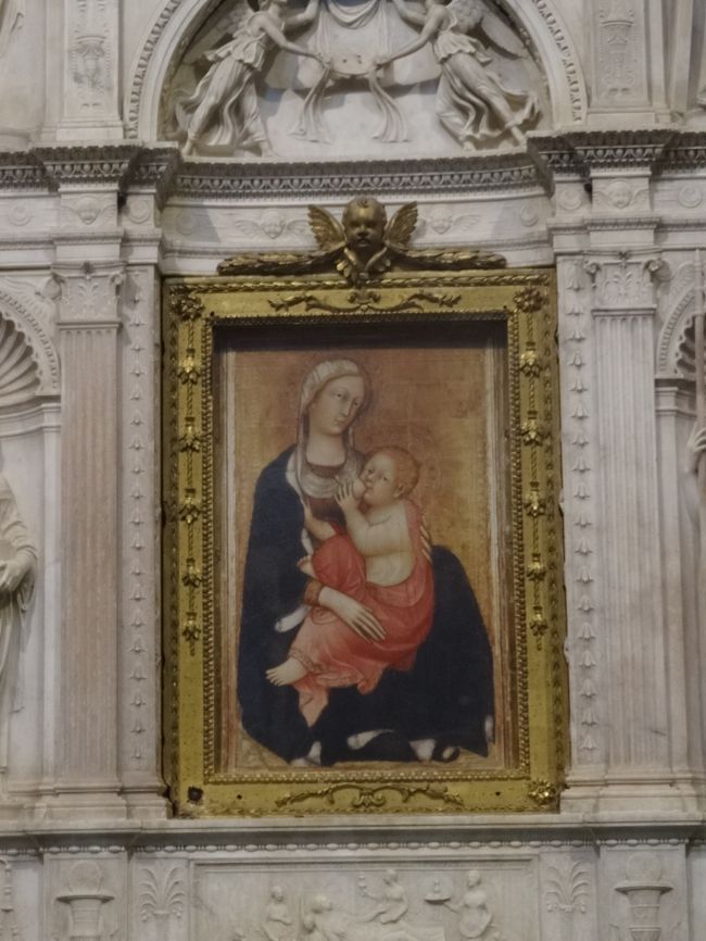 マリア様の乳を飲むキリスト画、力強さに惹かれます。