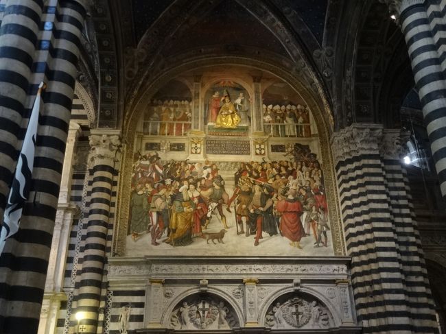 ピリウス３世の戴冠、この奥にピッコロー二の図書室あるのに、見逃しました。個人旅行では見逃し、仕方ないですね。他の人のブログで見て満足しました。<br /><br />地球の歩き方とりに駐車場に戻れば良かった。観光書２冊も持ってきたのに。