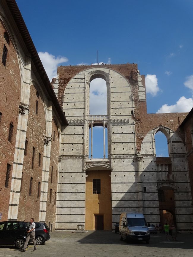 つくりかけの門のてっぺんに上ります。ここは人気のポイントらしく30分ならびました。