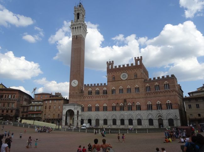 地上に降りてカンポ広場に行き、マンジャの塔(102m)とブッブリ宮(市庁舎)を見ます。