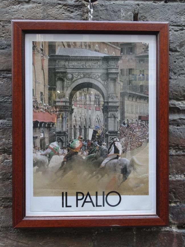 パリオですね。このカンポ広場を裸馬がパリオ(旗)もって競争するんだから、すごい迫力でしょうね。