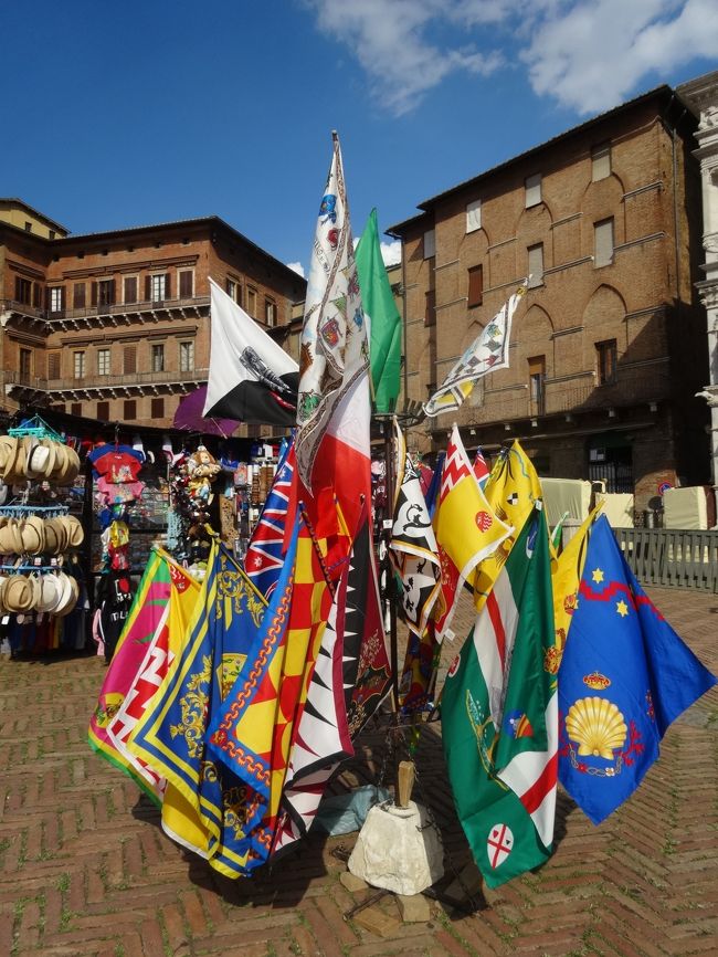 パリオ(シエナの各町の旗)です。<br /><br />パリオいつか見にきたいな、街の人は中世の衣装を着るんだよ。