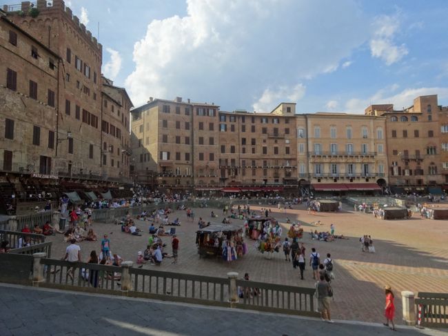 カンポ広場で寝っころがってですね。