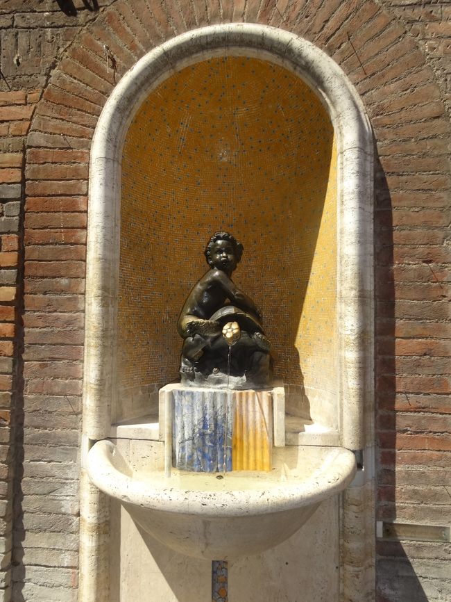 また来た道を、とぼとぼと帰ります。<br /><br />水飲み場が、味があります。