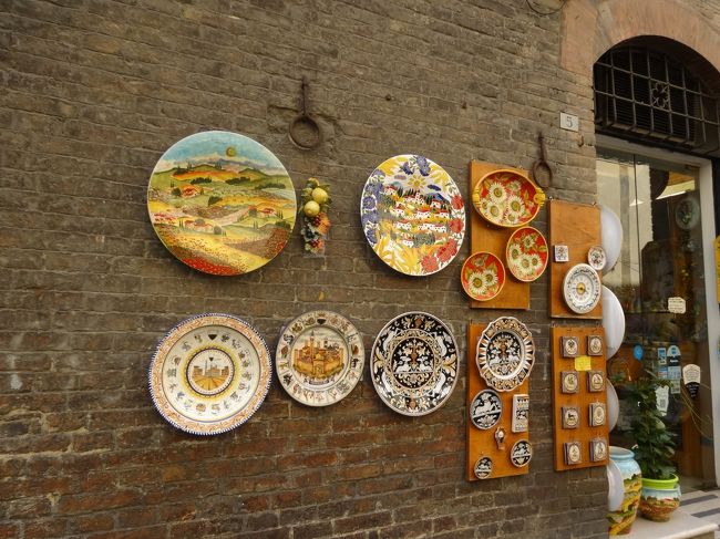 トスカーナの陶器、素敵だけど荷物になるので買えません。