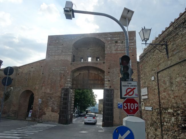 サン・マリノ門に帰ってきました。<br /><br />一般車侵入禁止のマークと取り締まりのビデオです。あれだけ奇麗な大聖堂の大理石の白さを守るためなら協力しましょう。<br /><br />