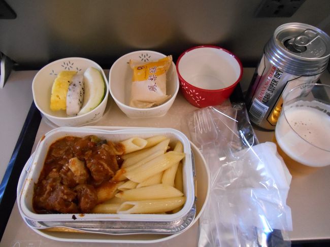 キャセイの機内食は、チキンかビーフかの二択でした。<br />チキンはご飯に鶏肉の塊（ソースがかかっている）が乗ったもの。<br />ビーフはこんな感じでした。<br />ビーフ、おいしかったです。チキンも良かったとのこと。<br />デザートはフルーツ（サラダ扱い？）とパイナップルケーキ。<br />もう台湾ですね。