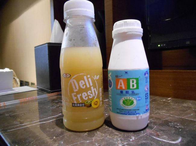 フライトは約３時間。<br />ホテルに着いたのは９時頃だったと思います。<br />安いツアーなので、ホテルは中心街から少し離れたところにあります。<br />ただし、近くには「京華城」というデパートやコンビニ、24時間営業のスーパーがあります。<br />疲れていましたが、力を振り絞って京華城をぶらぶら。<br />店じまいを始めたので、コンビニに寄って帰りました。<br />左はキウイジュース、右は飲むヨーグルトです。<br />店員は、外国人とわかれば英語で話してくれます。<br />が、意味がよくわからなかった･･･<br />What do you need?って･･･何をと言われても･･･<br /><br />あとで、「袋は必要か」を聞きたかったのだと判明。