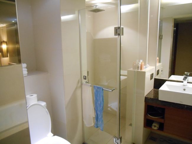 バスルームの様子です。<br />シャワーブースとバスタブが別になっています。シャワールーム自体も明るくて広々しています。