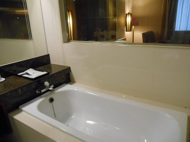 バスタブはこんな感じです。<br />部屋との境はガラスですが、ロールスクリーンを下ろせます。<br />上げておけば、部屋が明るいです。<br /><br />どうも、冷房は部屋で調節できない様子･･･<br />２４度で固定でした。<br />真夏なのに、寒くて羽根布団かぶって寝ました。<br />3日もすれば慣れてくるのが恐ろしいです。