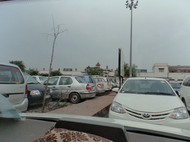 駐車場まで戻り、ランチのレストランまで移動します。<br /><br />なんだか雲行きが怪しいと思ったら突然雨が･･･。<br />移動中に止んだのでよかったですが。