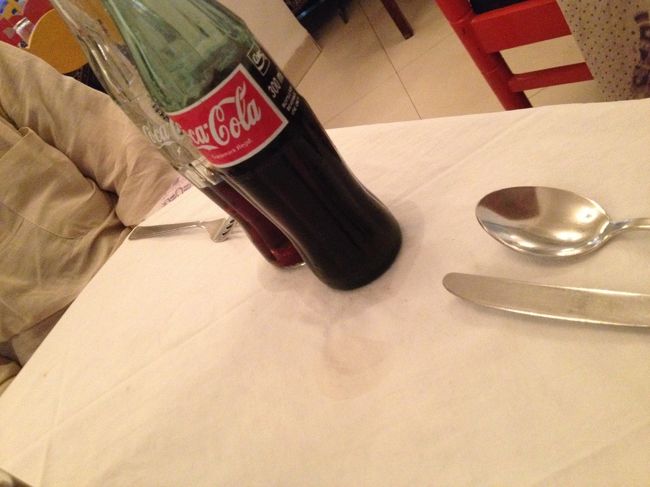 とりあえずコーラ頼みました。<br /><br />1本100ルピーもしたよ？