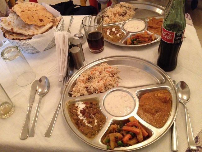 お料理はもちろんカレー。<br /><br />豆のカレー（これが一番おいしかったです）チキンのカレー、<br />マトンのビリヤニ（これもおいしかった）、野菜の何か。<br /><br />食後には暖かいチャイもいただきました。