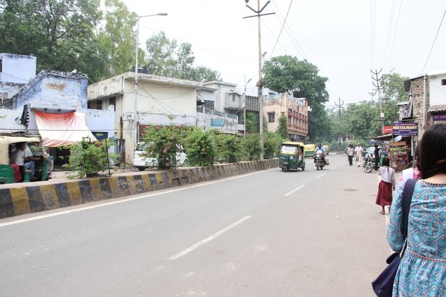 レストランから歩いてタージマハルまで向かいます。