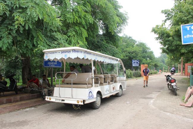 と、思ったらこれに乗るようです。<br /><br />一人20ルピー