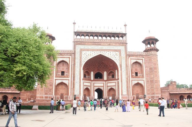 この門のむこうに