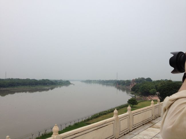 後ろにはヤムナー河が流れています。