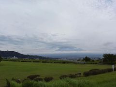 富士川近くまで来ました。
雁堤です。
こんな天気なので富士山は雲の中です。
今月はお天気が気まぐれ、予報もあまりあてらないような…。
急に雨が降ってきたりしています。