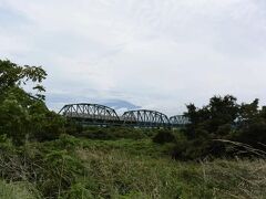 富士川の河原の道を走っています。
東海道本線の列車が通りました。